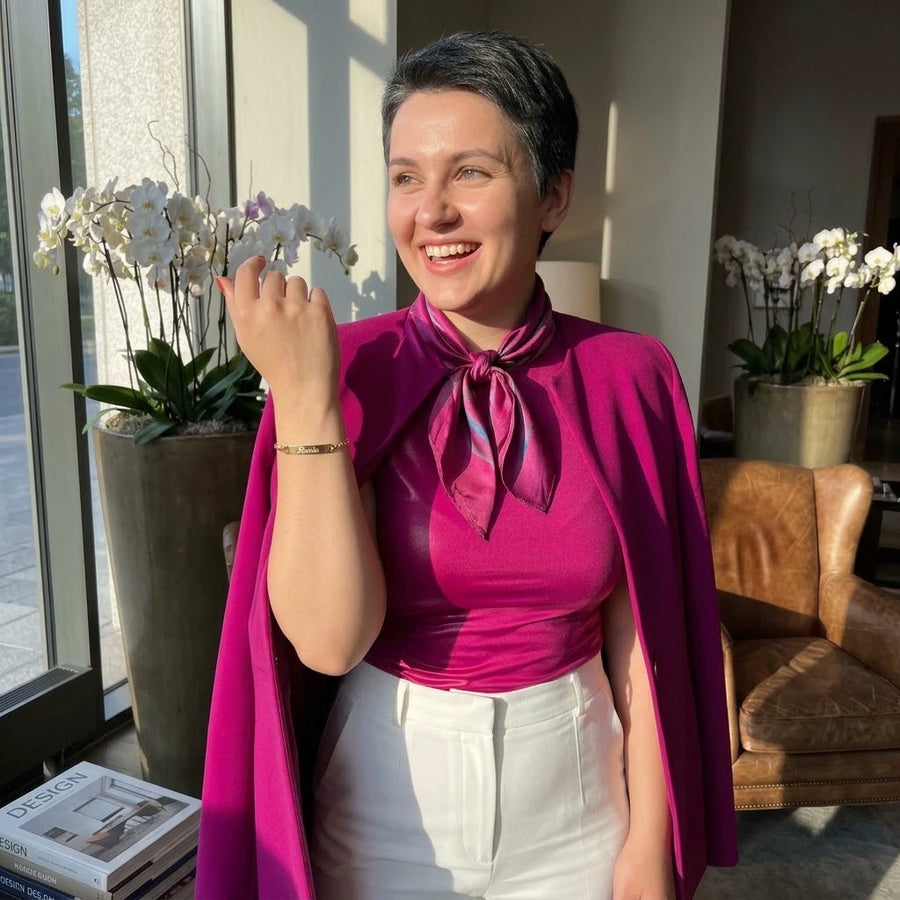 Inscribed Plaque Wrist Chain porté