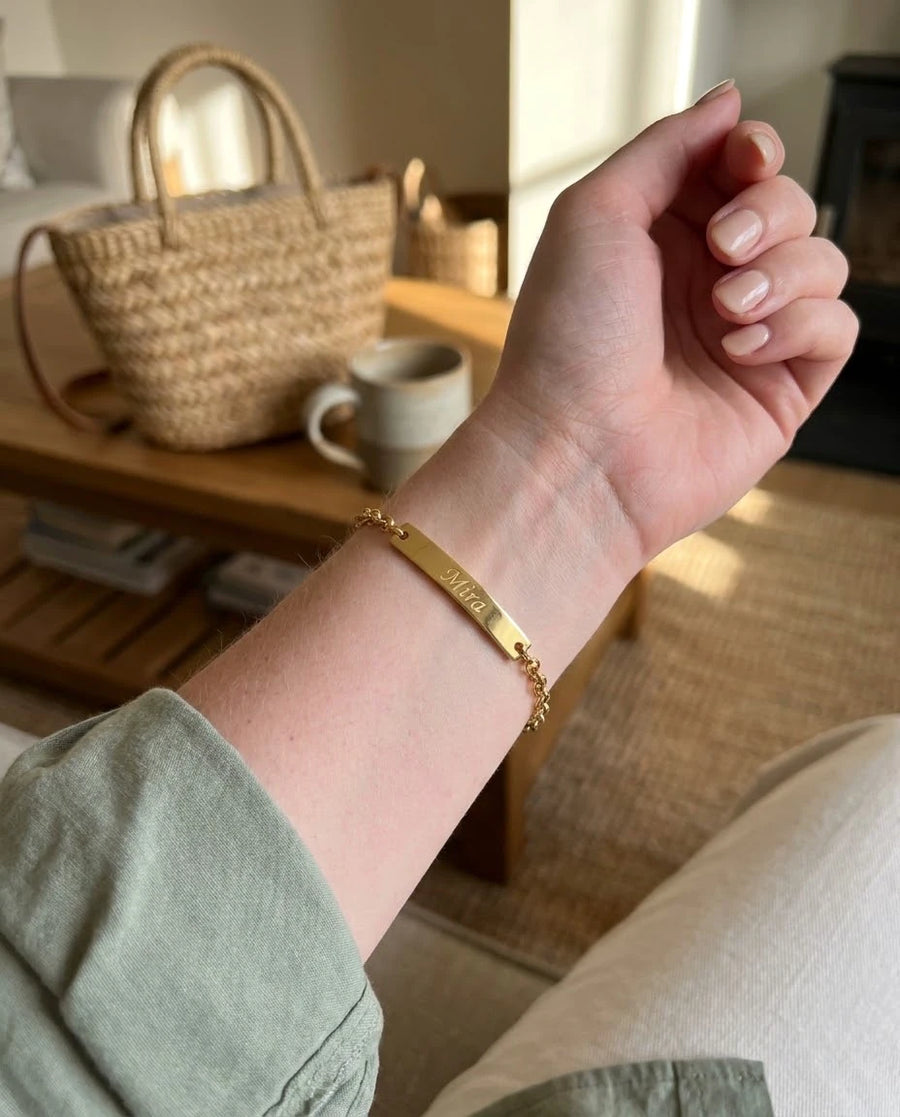 Inscribed Plaque Wrist Chain porté