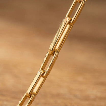 Mixed paperclip necklace gold macro detail — alternating smooth bars and diagonally striated textured connectors