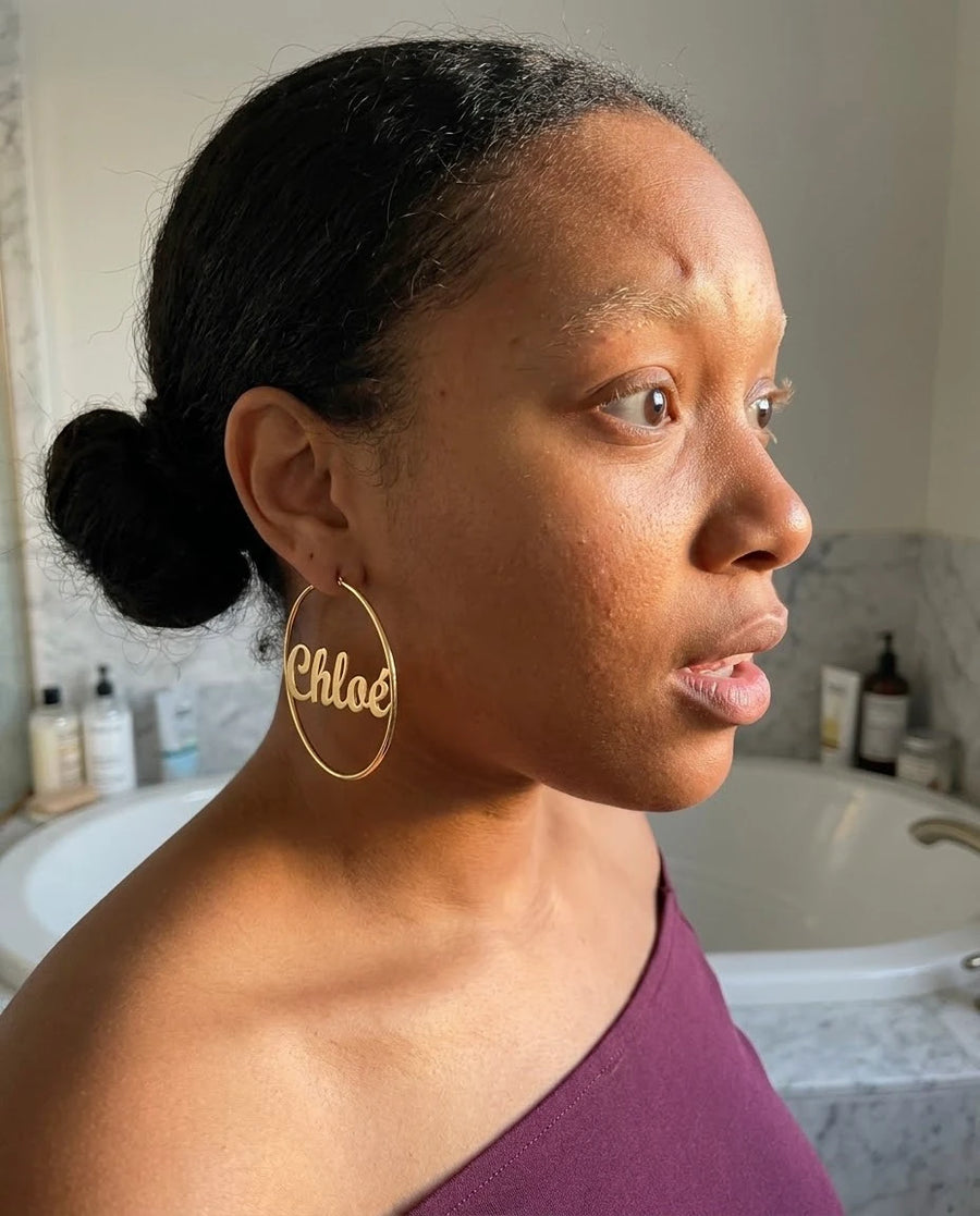Monogram Signature Round Earrings porté