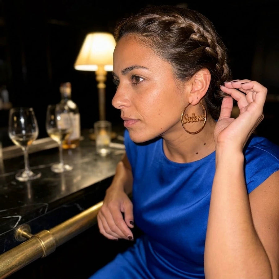 Monogram Signature Round Earrings porté