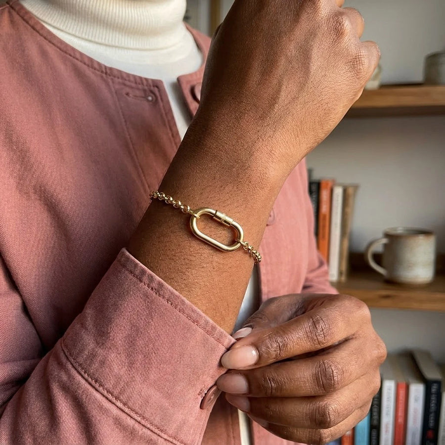 Oval Buckle Charm Bracelet porté