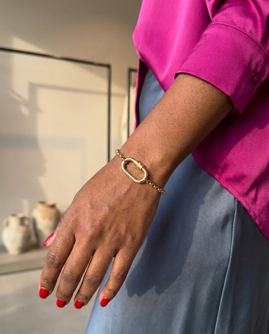 Oval Buckle Charm Bracelet porté