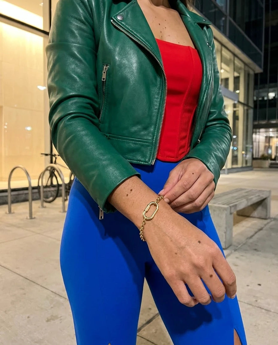 Oval Buckle Charm Bracelet porté