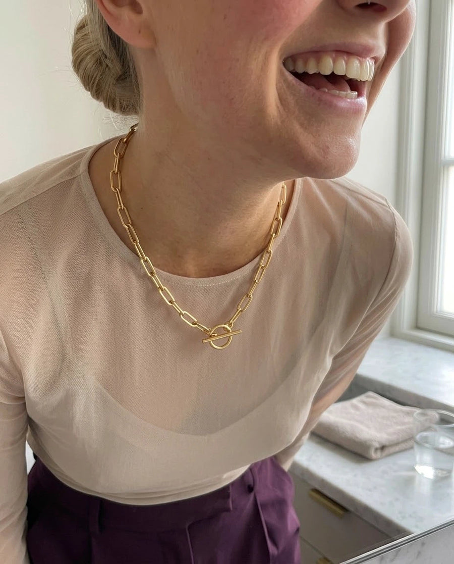 Paperclip Toggle Necklace porté