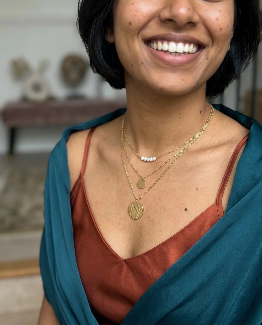 Pearl Coin Layered Necklace Set porté