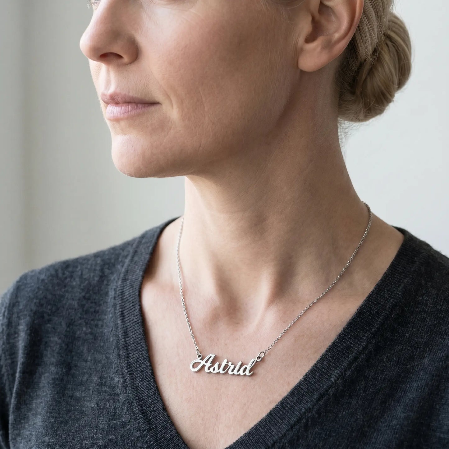 Personalised Plate Chain in 18K Gold by AUREATE worn by a model showcasing personalized name design.