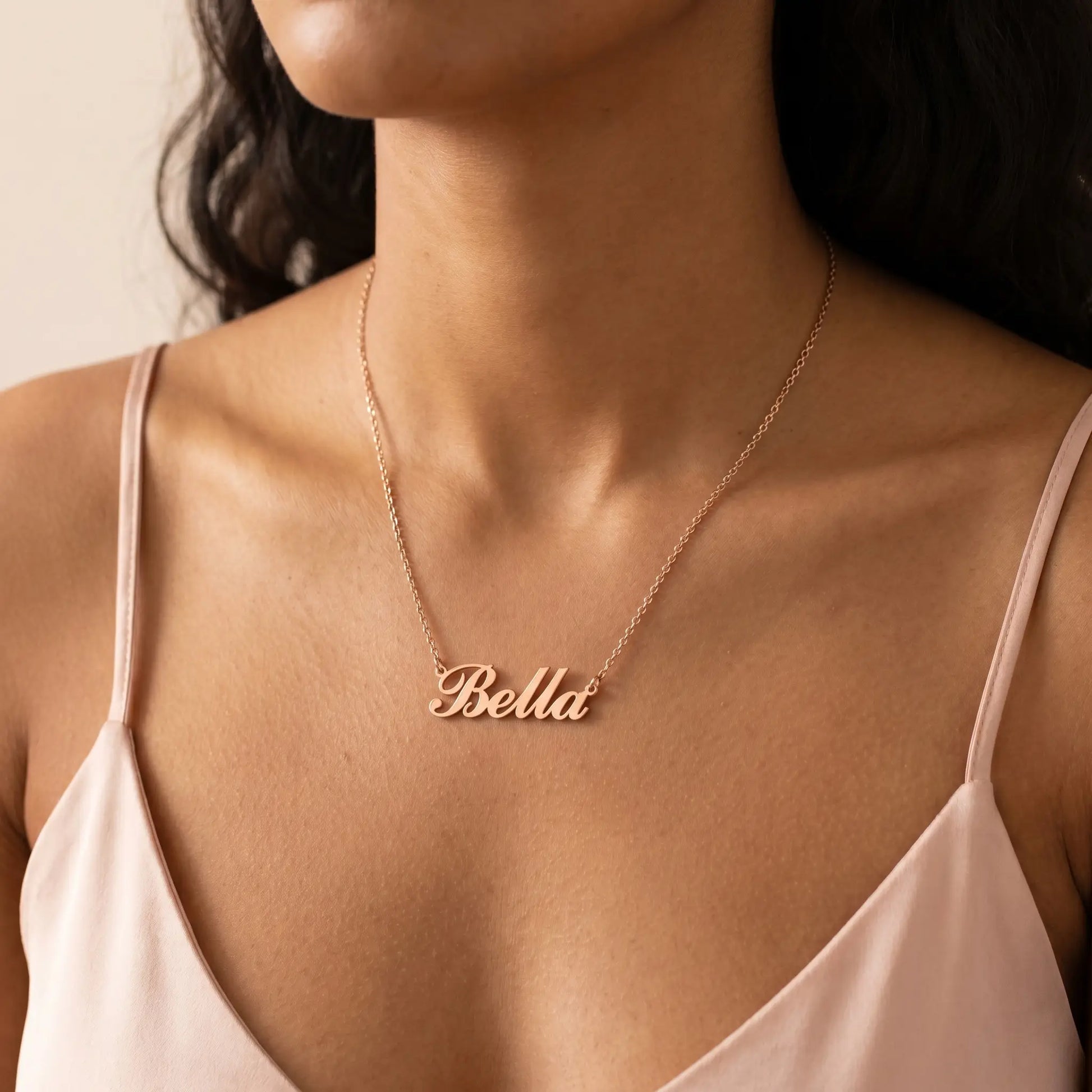 Personalised Plate Chain in 18K Gold by AUREATE, featuring a custom name 'Bella' on a sleek gold chain.
