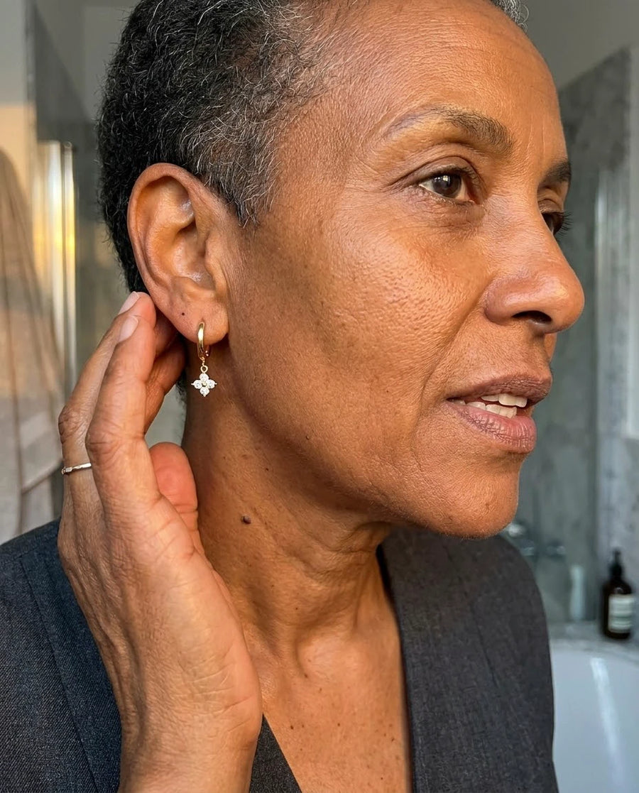 Petite Clover Huggie Earrings porté