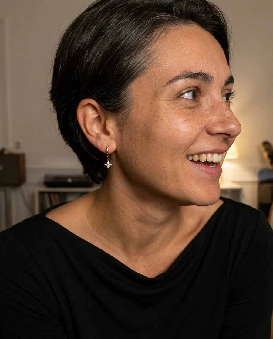 Petite Clover Huggie Earrings porté