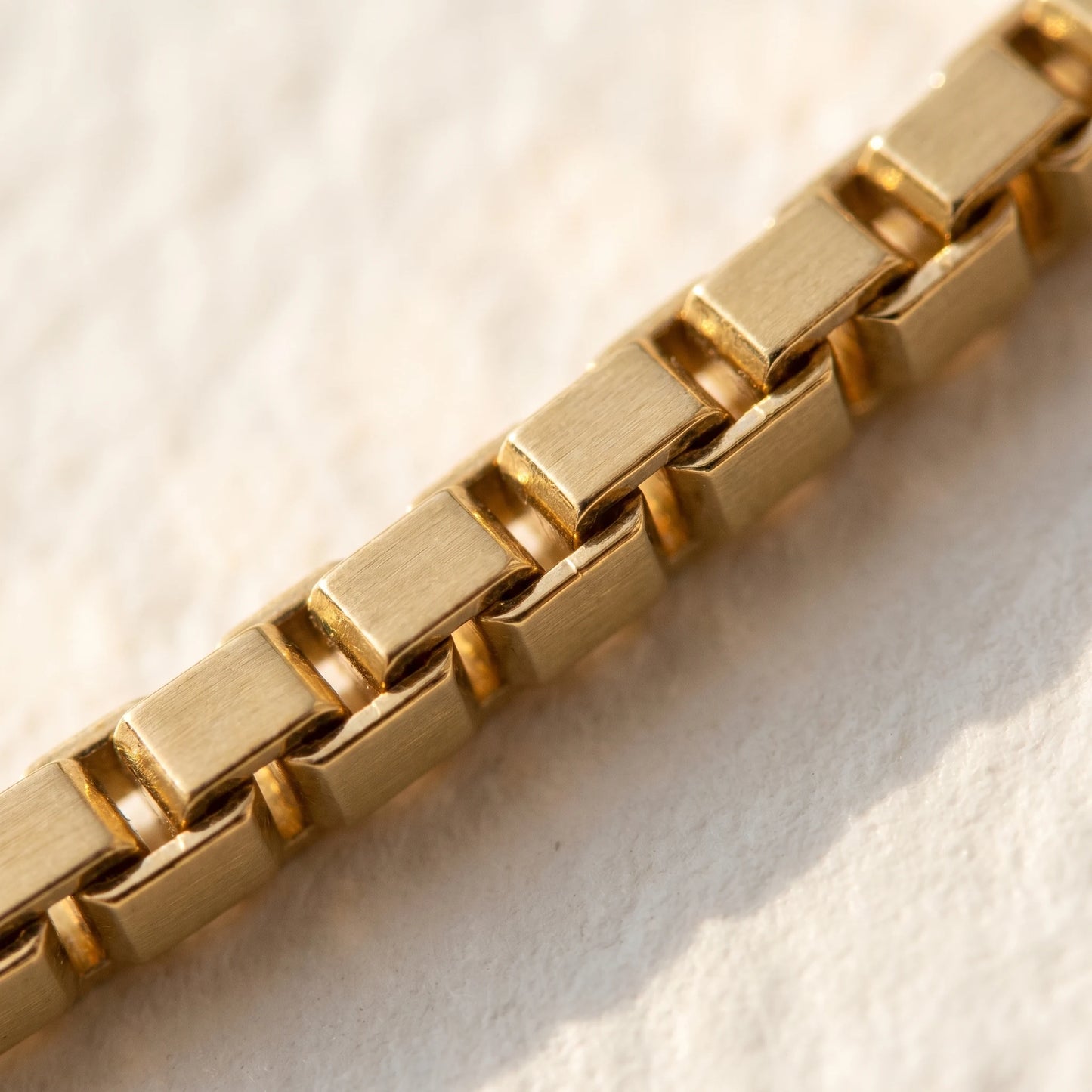 Box chain anklet gold macro square Venetian box link structure detail