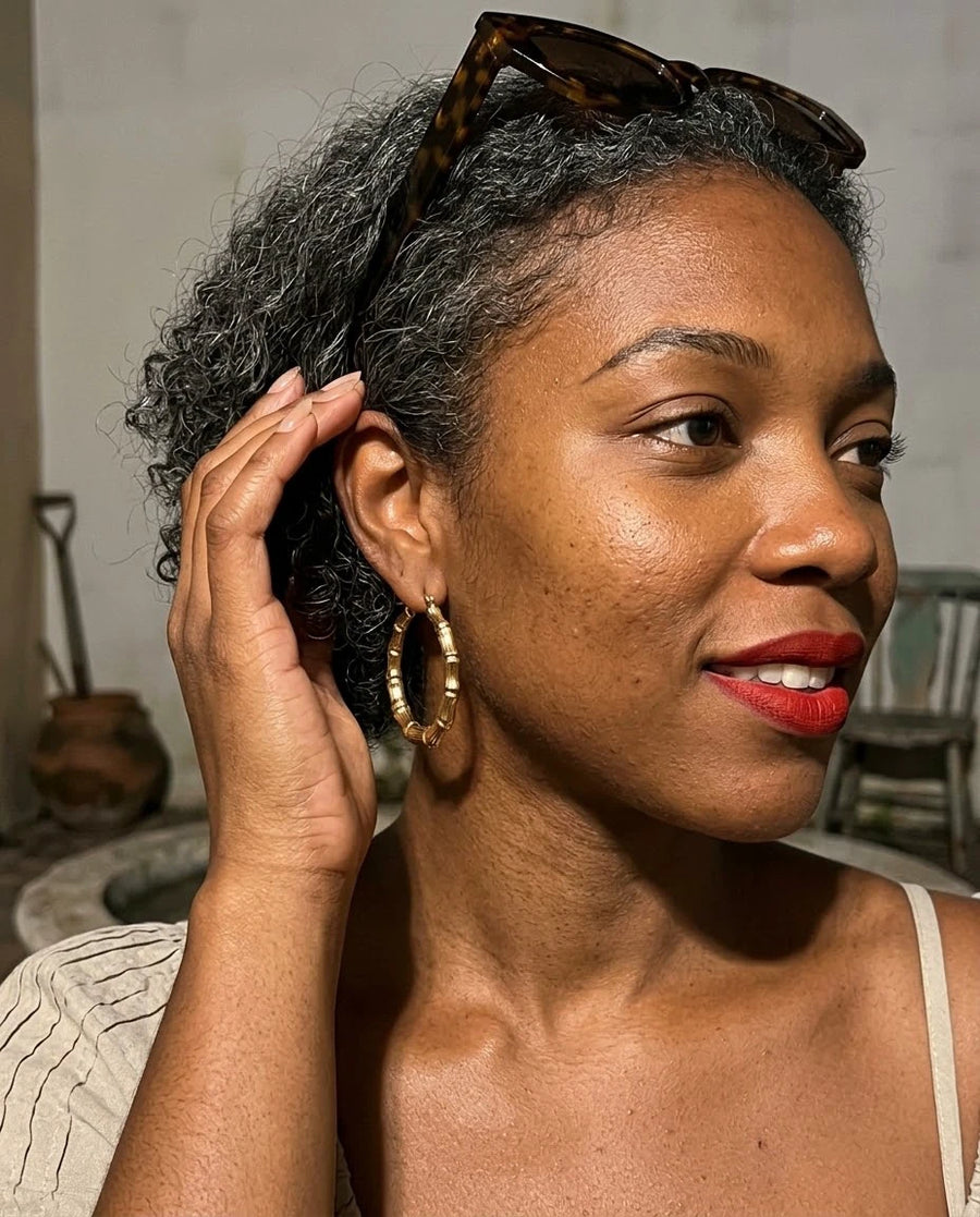 Reed-Ribbed Polished Round Earrings porté