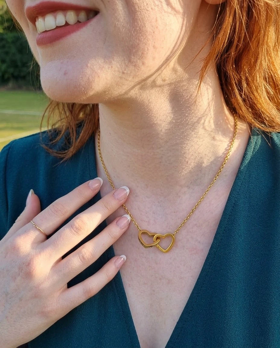 Twin Heart Inscribed Drop porté