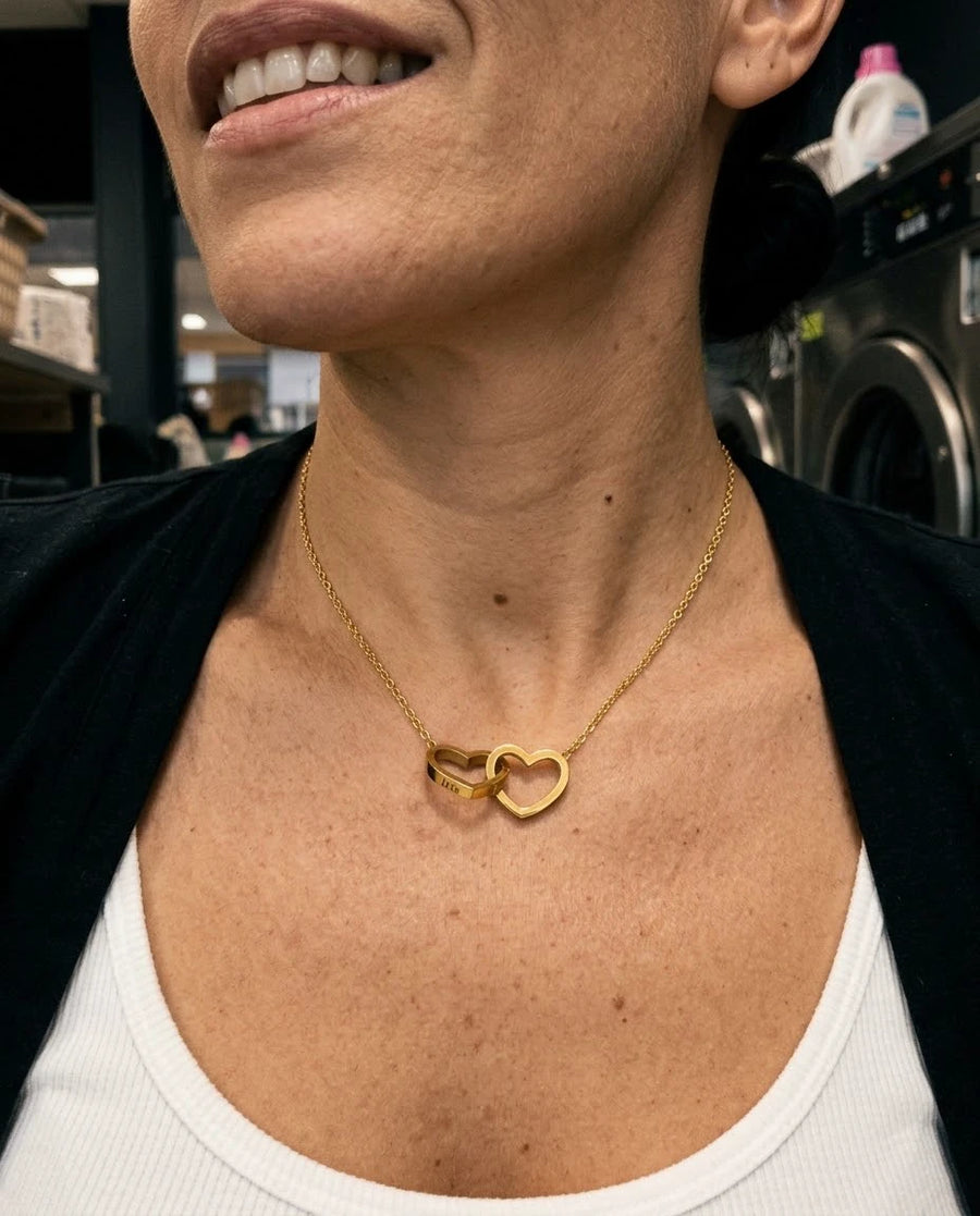 Twin Heart Inscribed Drop porté