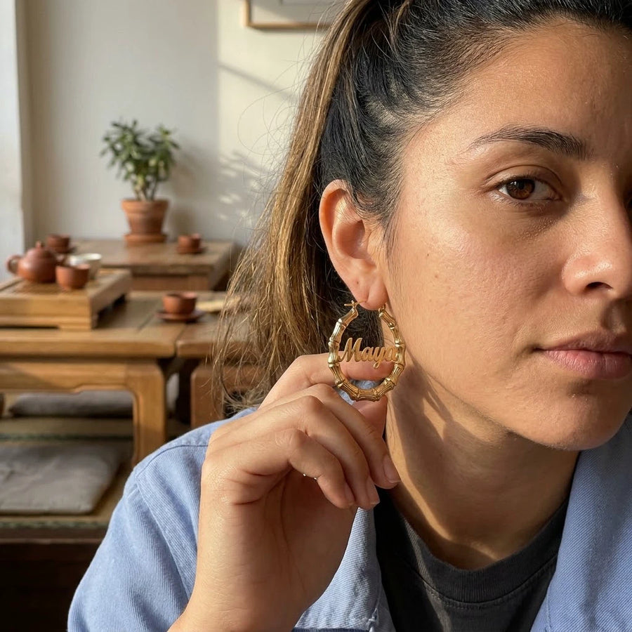 Two-Tone Reed Inscribed Round Earrings porté