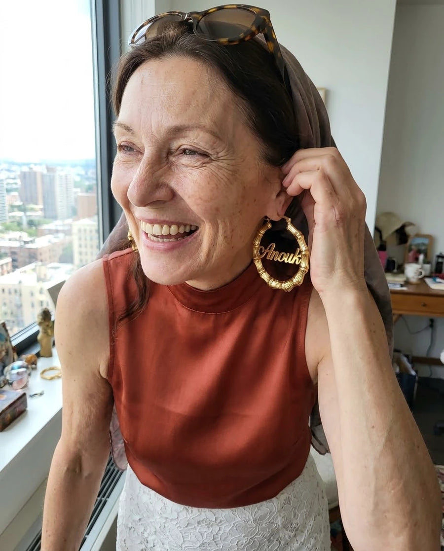 Two-Tone Reed Inscribed Round Earrings porté