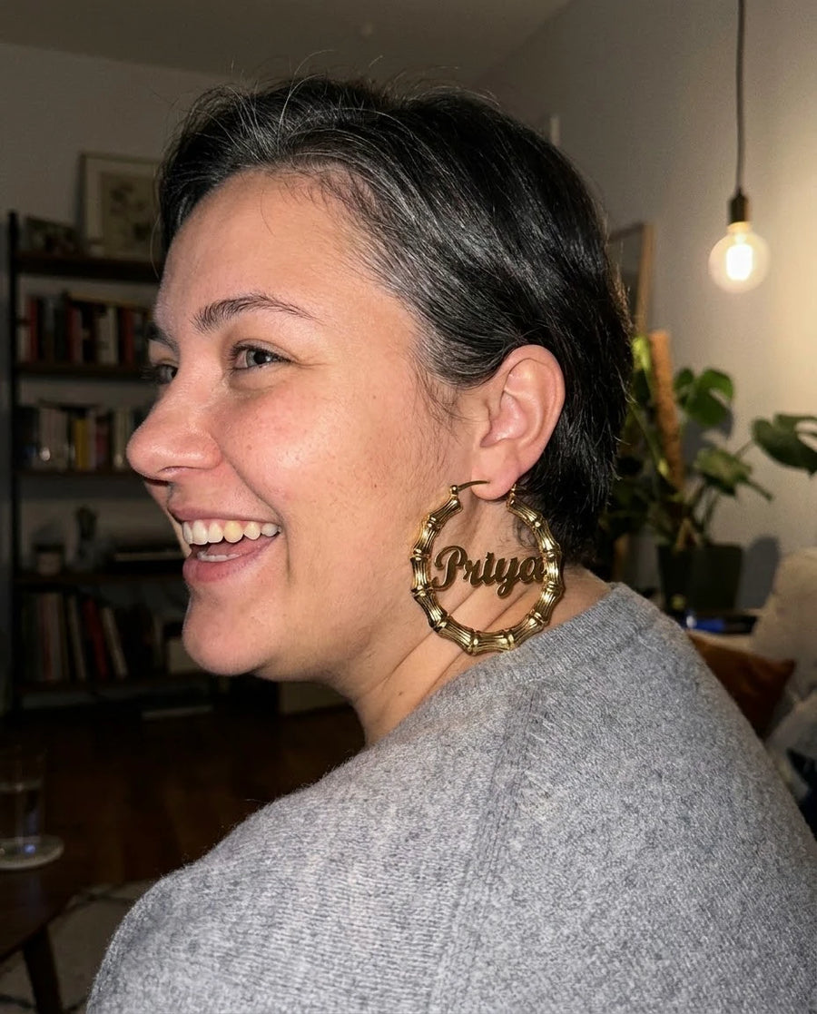 Two-Tone Reed Inscribed Round Earrings porté