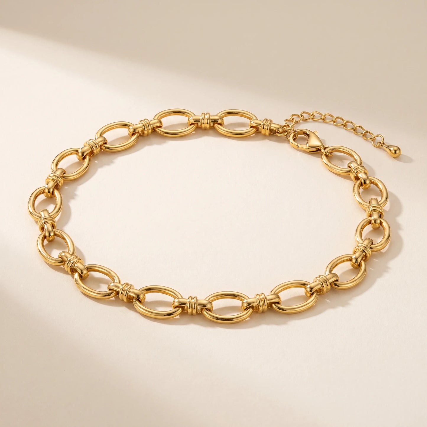 Vintage rolo necklace gold packshot showing alternating oval links and bar-double-ring connectors