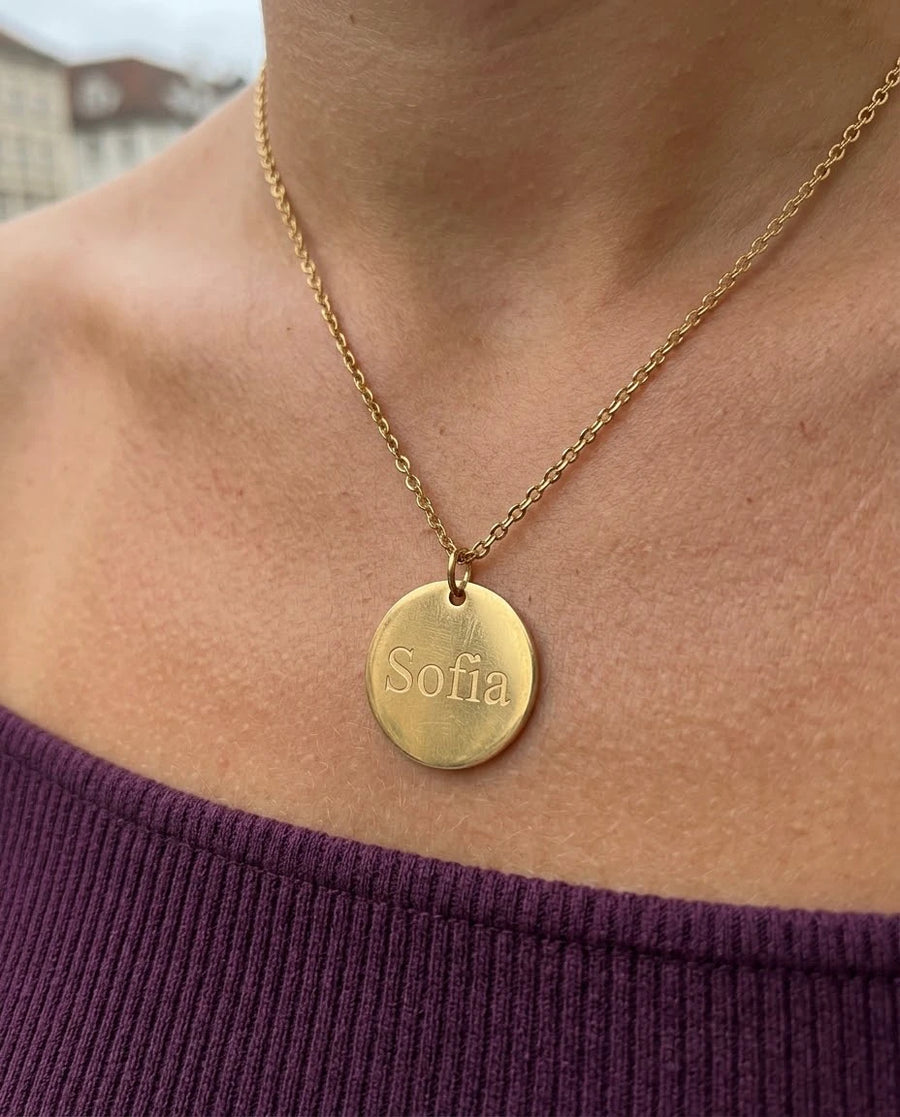 Year and Letter Charm Drop porté