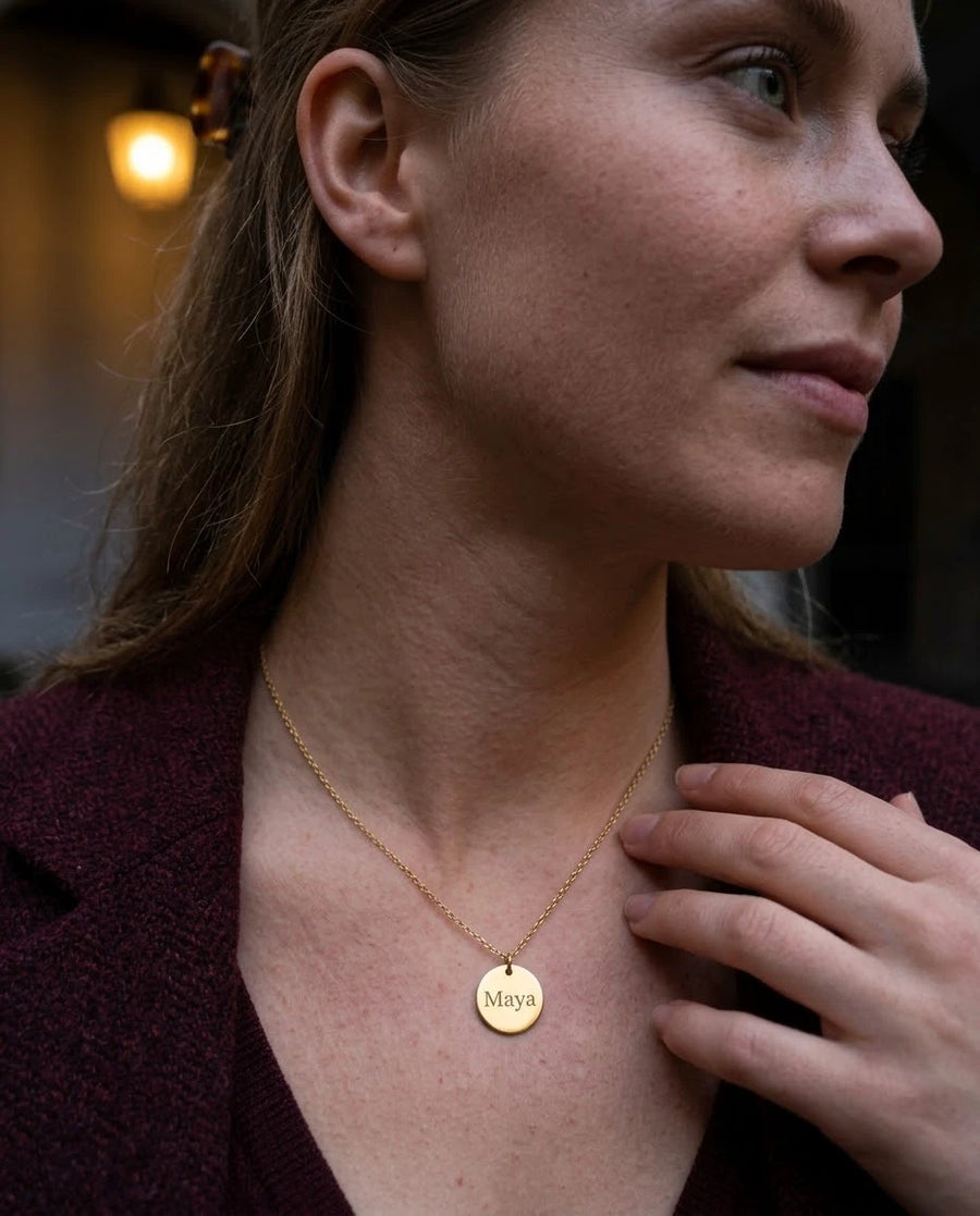 Year and Letter Charm Drop porté